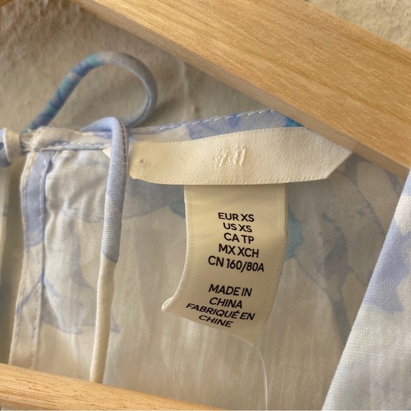 H&M || Puff Sleeve Plunge Open Back Dress Floral Blue White XS NWT - Picture 10 of 11